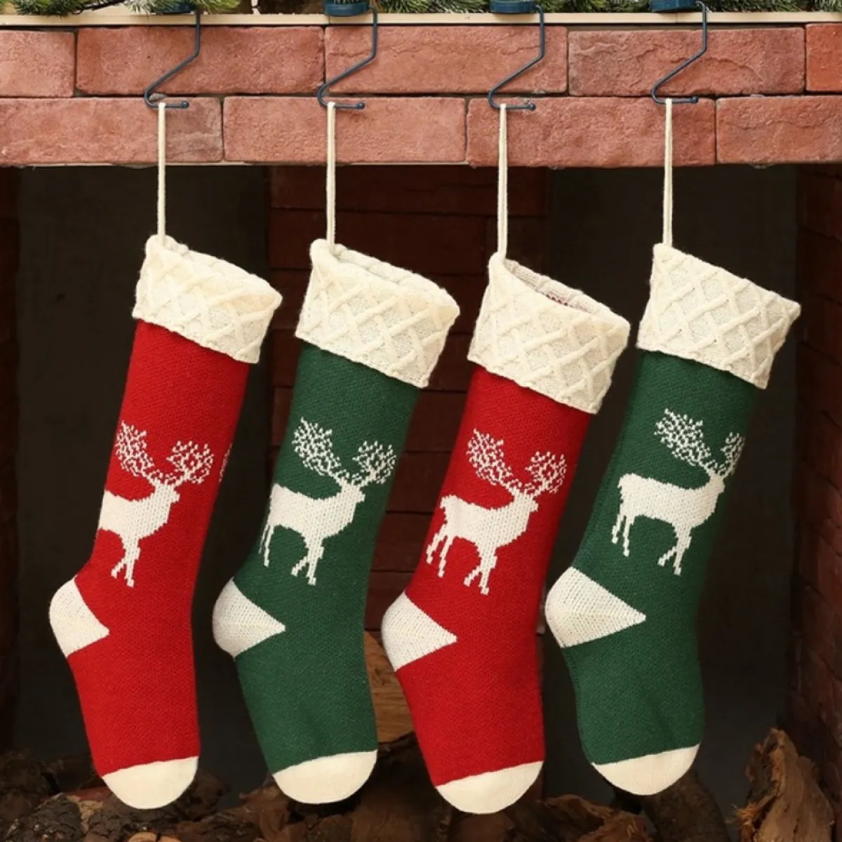 Rocketshop Kerstsokken>4 Stuks - Kerstsokken Gebreide Rendiermotief - Ophangbare Decoratieve Kerst Ornament - Rendier Gebreide Kerstkousen - Klassieke Stijl Met Een Speels Tintje - Hoogwaardige Kwaliteit - 2 Rood / 2 Groen - 46Cm