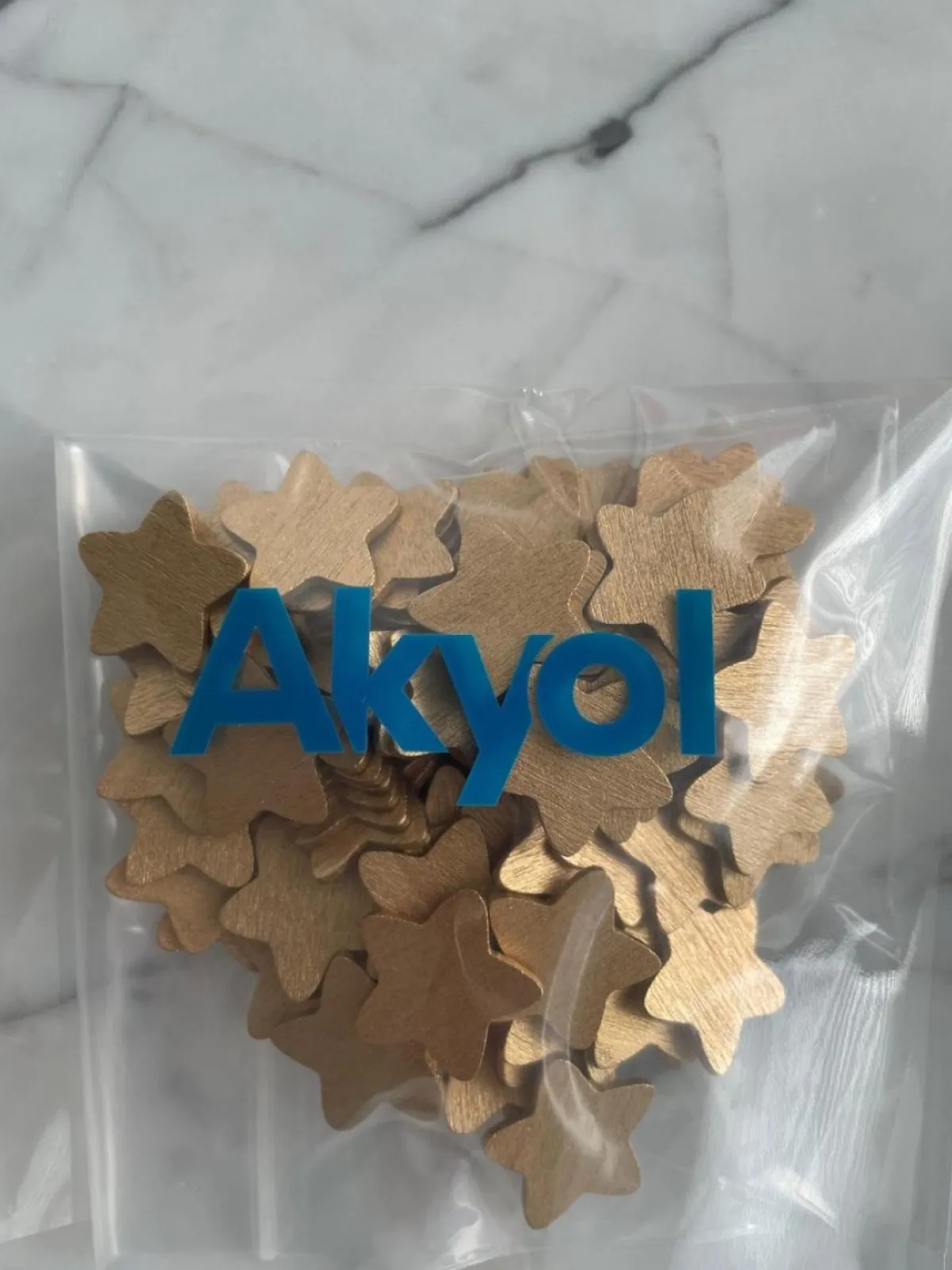 Akyol Kerststukjes> - Kerstversiering - Kerstster - Gouden Sterren - Goud- Versiering - Sterren - 50 Stuks - Feestdagen - Decoratie - Kerstversiering - Kerst Decoratie - Tafel Decoratie Kerst - Kerst