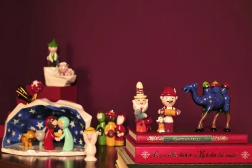 Alessi Kerststallen> Kerstfiguur Happy Eternity Baby Accordionist Agj01/9