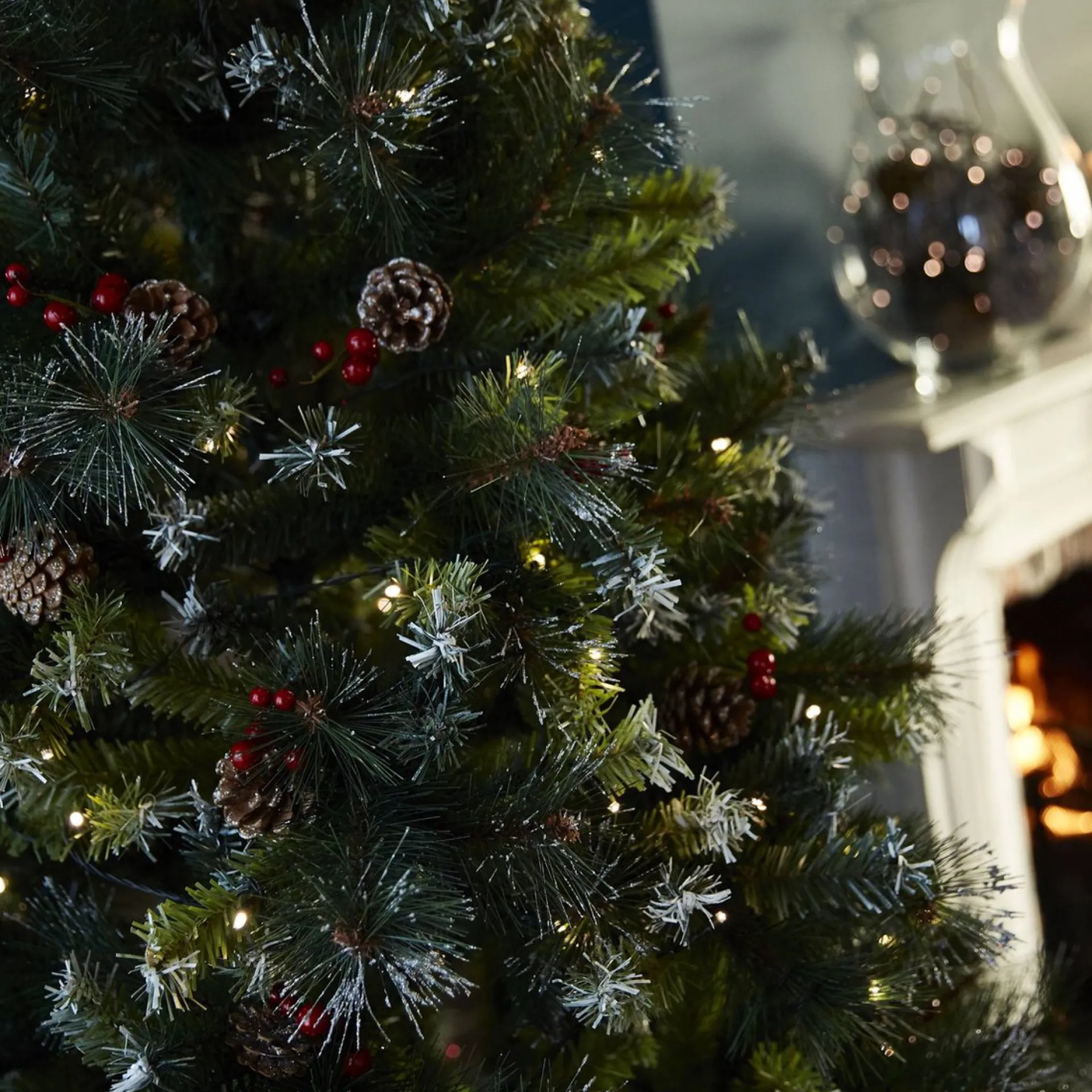 Aliceu0027s Garden Alice's Garden - Deluxe Kunstkerstboom Fringant | 240 Cm| Incl. Verlichting, Decoraties En Voet Store