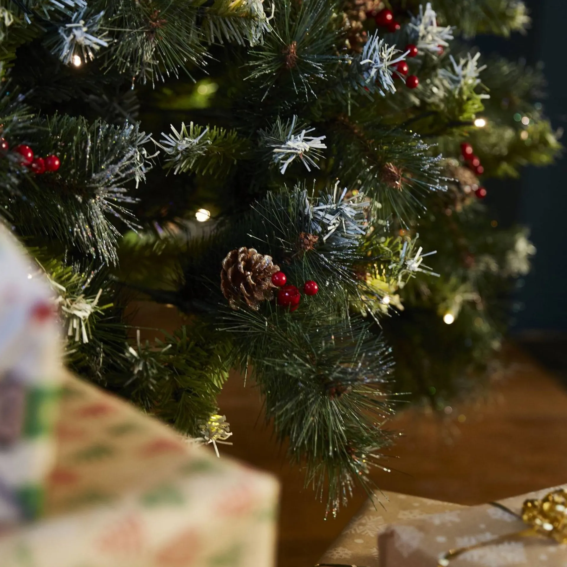 Aliceu0027s Garden Alice's Garden - Deluxe Kunstkerstboom Fringant | 240 Cm| Incl. Verlichting, Decoraties En Voet Store