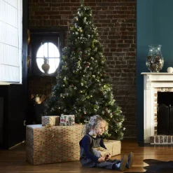 Aliceu0027s Garden Alice's Garden Deluxe Kunstkerstboom - 210 Cm - Incl. Verlichting, Decoraties En Voet Best