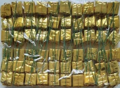 Merkloos Kerststukjes>Bijstekers – Goudkleurig Kadootje Op Ijzerdraad -Kerststukje Maken –Decoratie-Feest-Feestartikel- 60 Stuks – 2.5 X 2.5 Cm – Bij-003