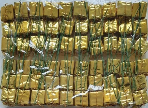 Merkloos Kerststukjes>Bijstekers – Goudkleurig Kadootje Op Ijzerdraad -Kerststukje Maken –Decoratie-Feest-Feestartikel- 60 Stuks – 2.5 X 2.5 Cm – Bij-003