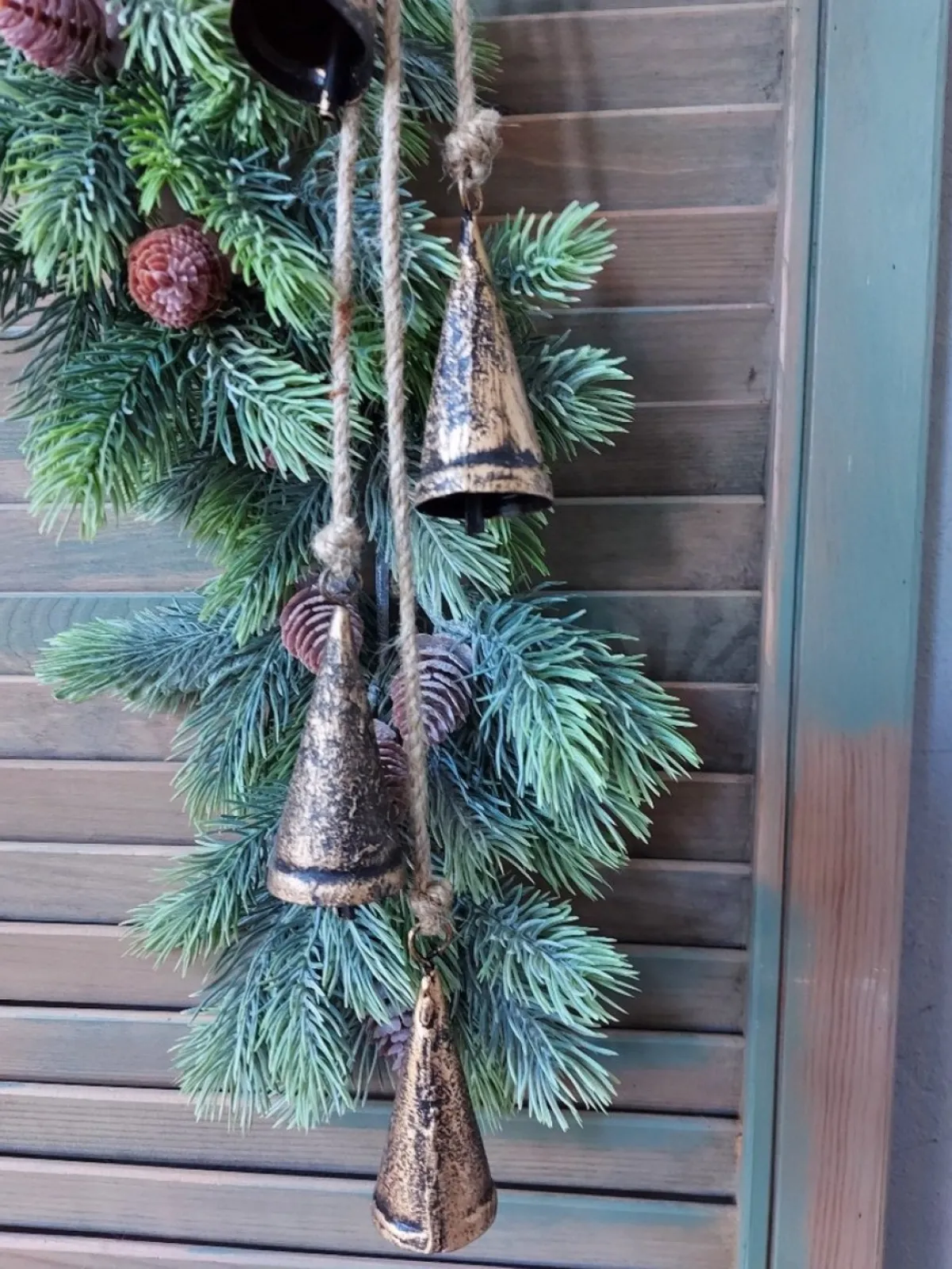 Brynxz Kersthanger> Kerstbellen Aan Jute Touw - Kerst Decoratie Met Vijf Goudkleurige Bellen - Lengte Kerstslinger Ca. 60Cm