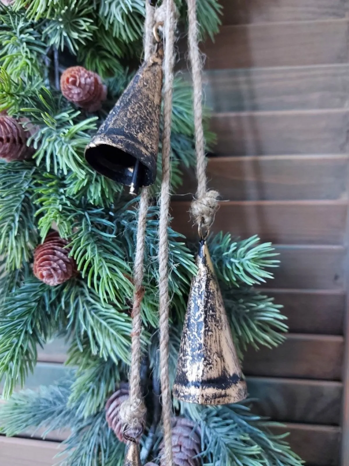 Brynxz Kersthanger> Kerstbellen Aan Jute Touw - Kerst Decoratie Met Vijf Goudkleurige Bellen - Lengte Kerstslinger Ca. 60Cm