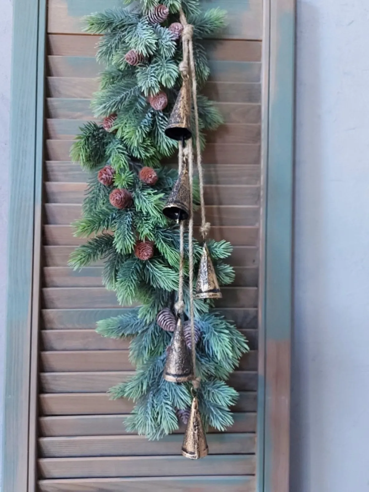 Brynxz Kersthanger> Kerstbellen Aan Jute Touw - Kerst Decoratie Met Vijf Goudkleurige Bellen - Lengte Kerstslinger Ca. 60Cm