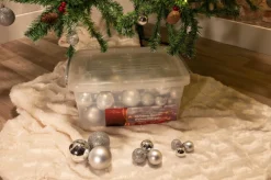 Christmas gifts Kerstboomversieringen></noscript> 70 Kerstballen In Opbergbox - Kunststof Kerstballen - O4/5/6 Cm - Mat/ Glanzend/ Glitter