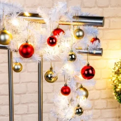 Merkloos Guirlandes></noscript>Dennenslinger/Dennen Guirlandes Wit Met Kerstballen En Licht 500 Cm - Binnen / Buiten - Kerstslingers