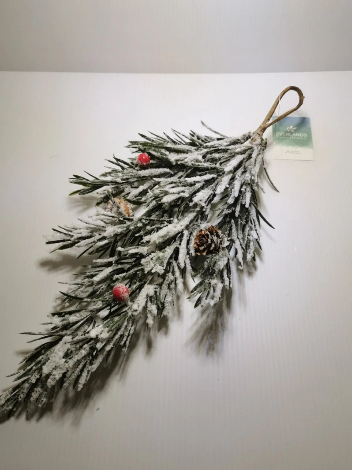 Everlands Kerststukjes> Dennentak Met Dennenappel Besneeuwd 20X40Cm Om Op Te Hangen Met Lus