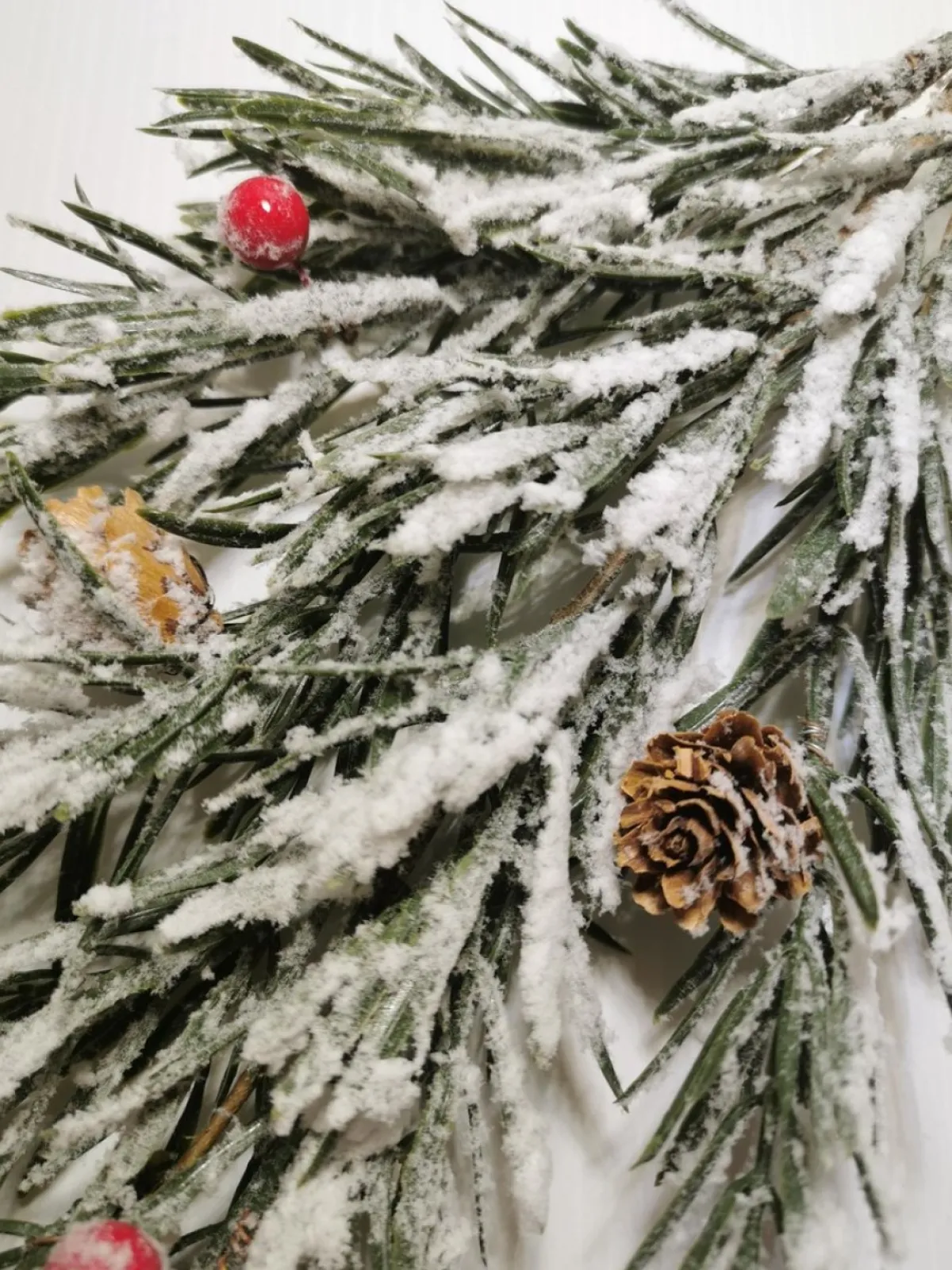 Everlands Kerststukjes> Dennentak Met Dennenappel Besneeuwd 20X40Cm Om Op Te Hangen Met Lus