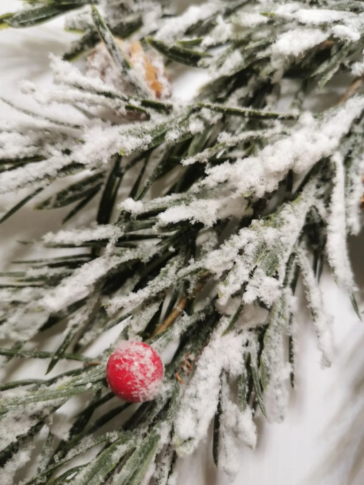 Everlands Kerststukjes> Dennentak Met Dennenappel Besneeuwd 20X40Cm Om Op Te Hangen Met Lus