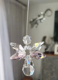CrystalDesign Kerstbeelden>Geluksengel Raamhanger, Gemaakt Met O.A. Swarovski Kristallen (32% Volloodkristal) Suncatcher, Beschermengel, Engel, Engeltje, Kristal, Kerstengel, Kerst, Kerstdecoratie, Raamdecoratie, Cadeau, Tuin, Woondecoratie, Raamkristal,Kerstpakket,Hanger