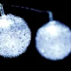 Fééric Lights and Christmas® Guirlandes>Guirlande - 10 Led Ballen - 1,35 Meter - Wit - Batterijen