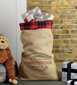 Harrow and Green Kerstsokken> - Exclusieve Kerstzak 'Baby's First Christmas' 2022 Met Tartan Band - Uniek - Tartan From Scotland