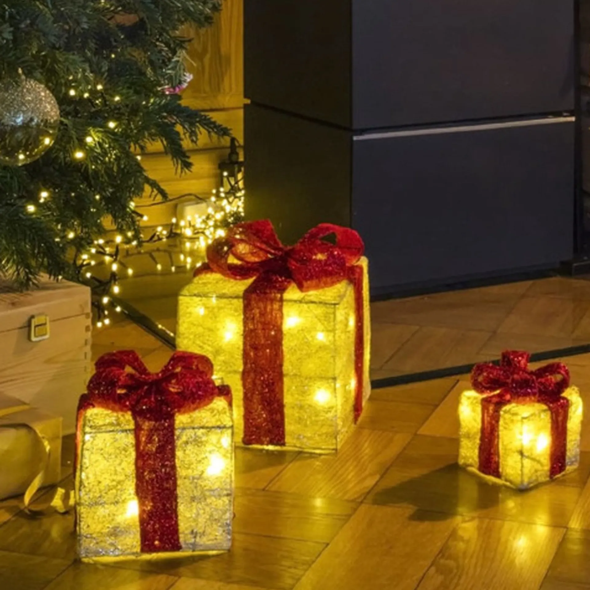 Haushalt International Hhi Led Geschenkdoos - 3 Delig - 3 Maten - Goud/Geelkleurig Met Rode Strik Shop