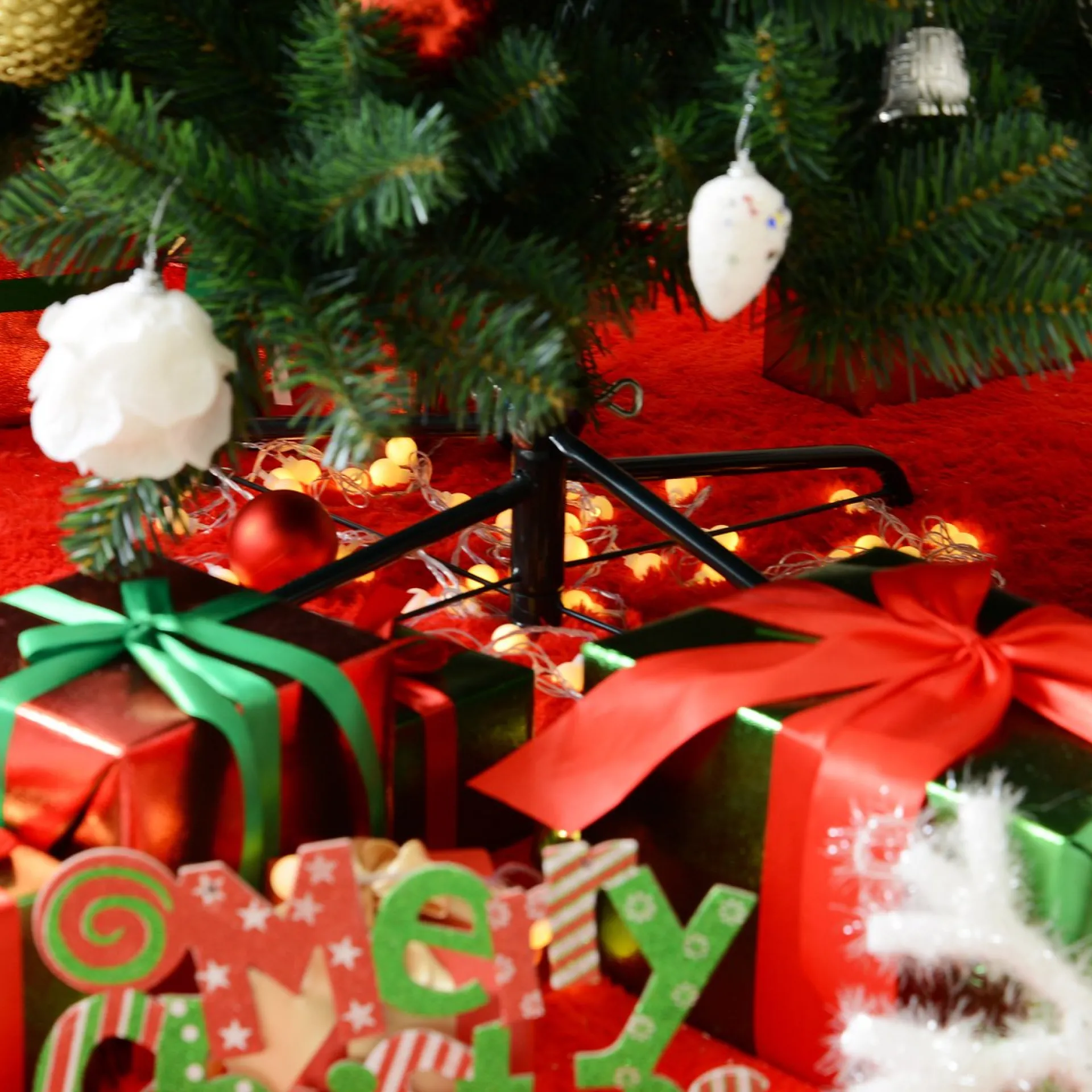 Homcom Kerstboom Kunstkerstboom Dennenboom Met Bessen Metalen Voet Pet 830-183 Cheap