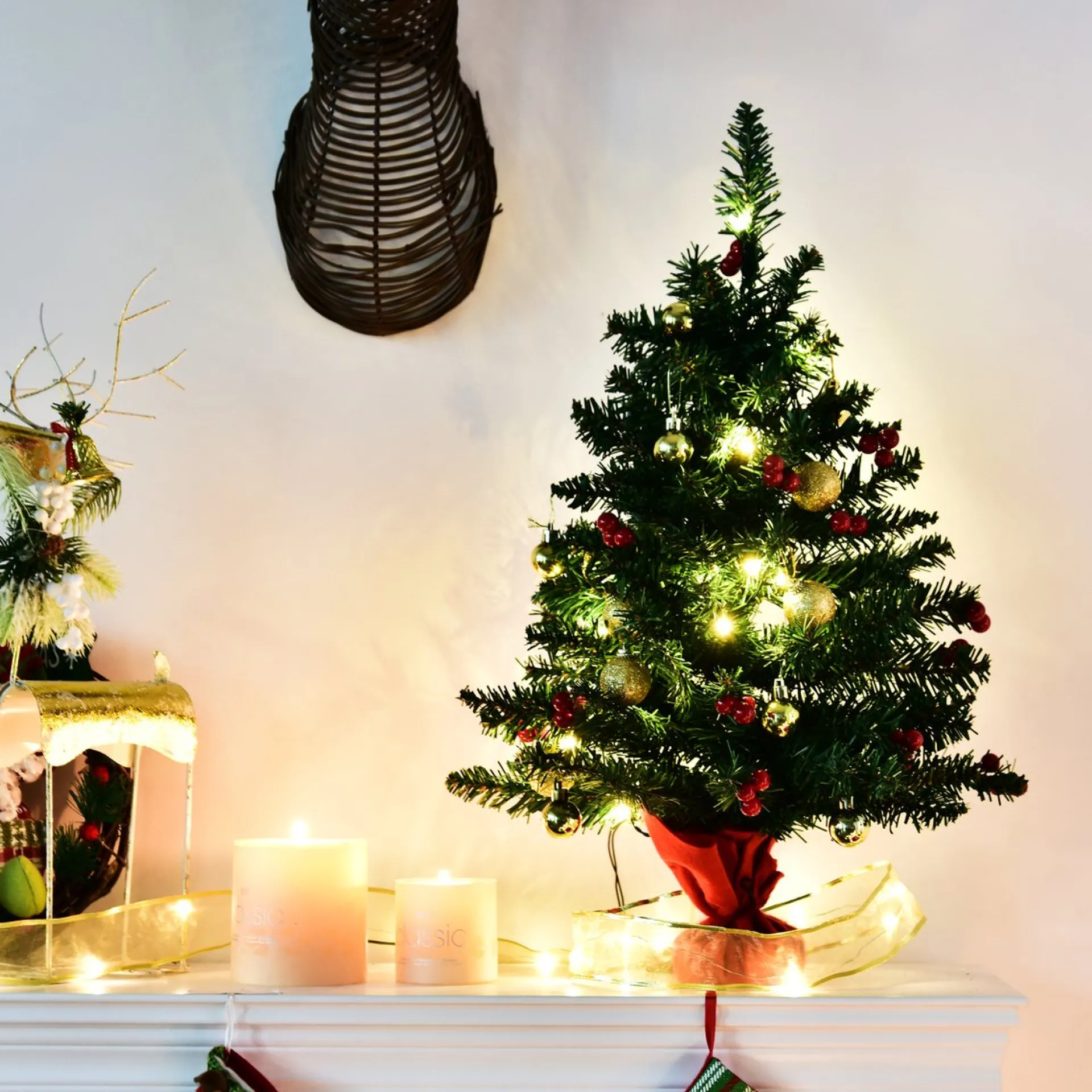 Homcom Kerstboom Met Hulstbessen, Ballen En Led-Verlichting Kerstboom Groen 830-257 Sale
