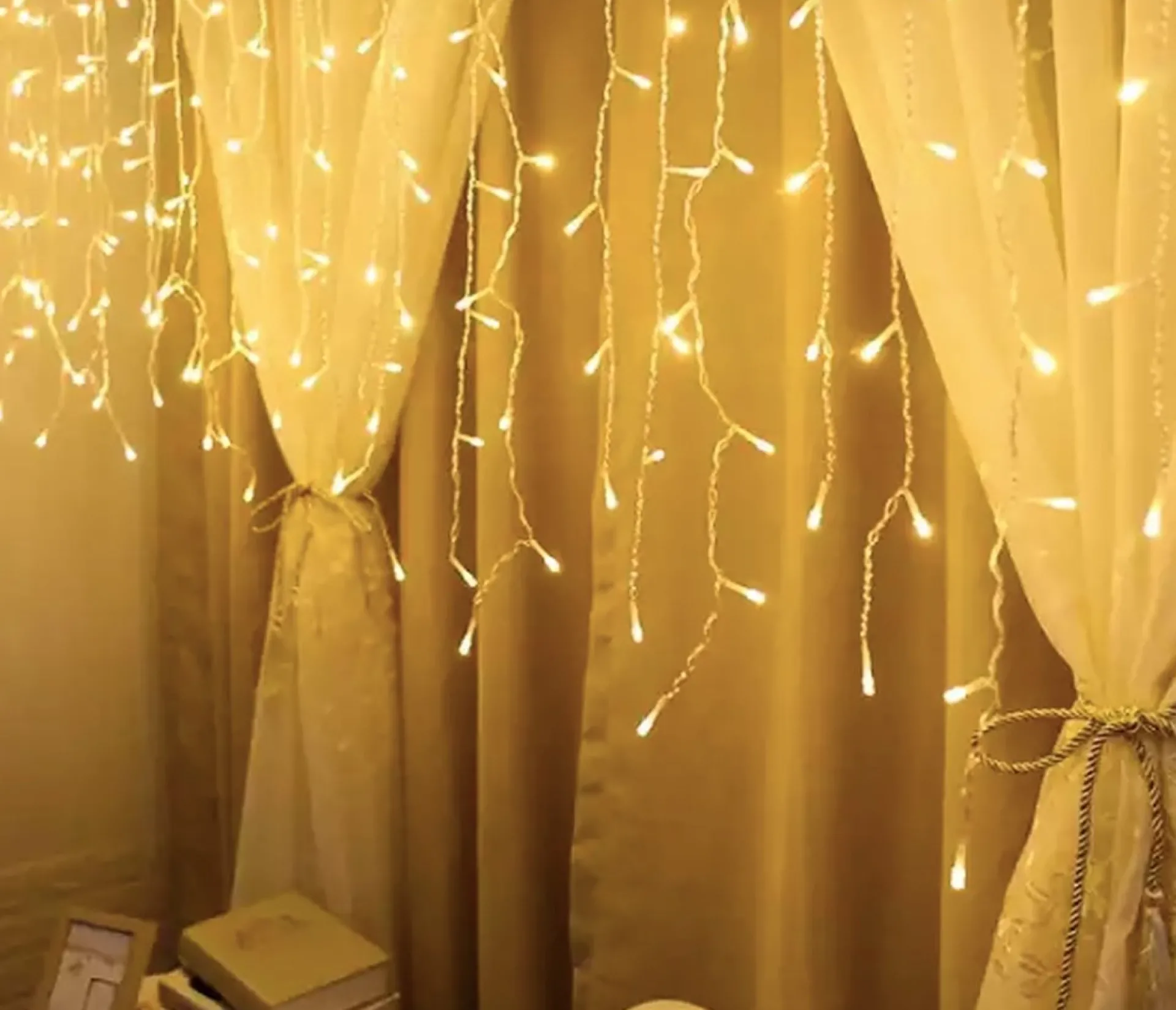 X-mas Shine Ijspegel Verlichting Buiten - Ijspegel Kerstverlichting - Warm Wit - 4 Meter - 100 Led-Lampjes - Koppelbaar - Incl. Kerstboom Sneeuwvlokjes Shop