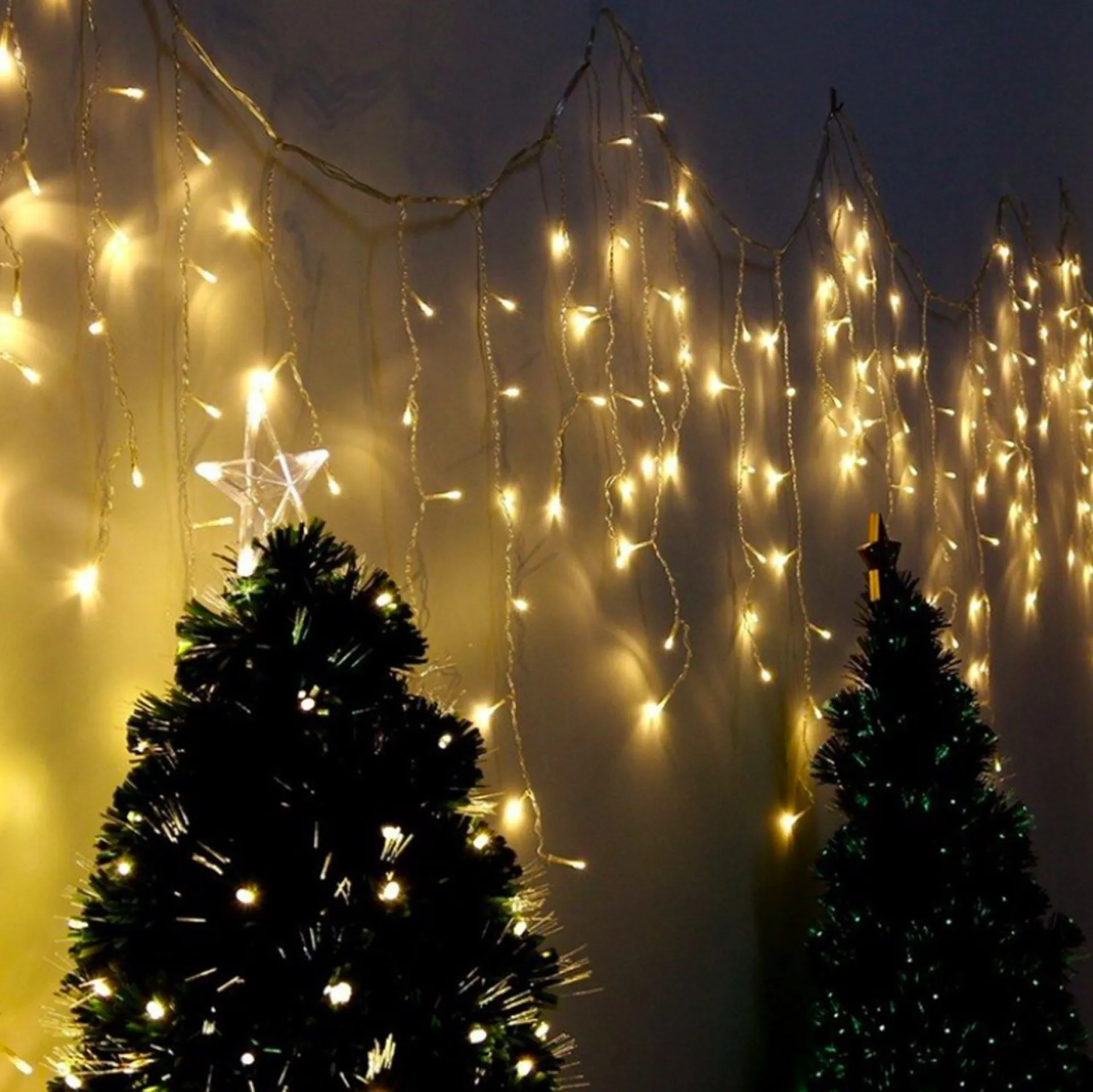 X-mas Shine Ijspegel Verlichting Buiten - Ijspegel Kerstverlichting - Warm Wit - 4 Meter - 100 Led-Lampjes - Koppelbaar - Incl. Kerstboom Sneeuwvlokjes Shop