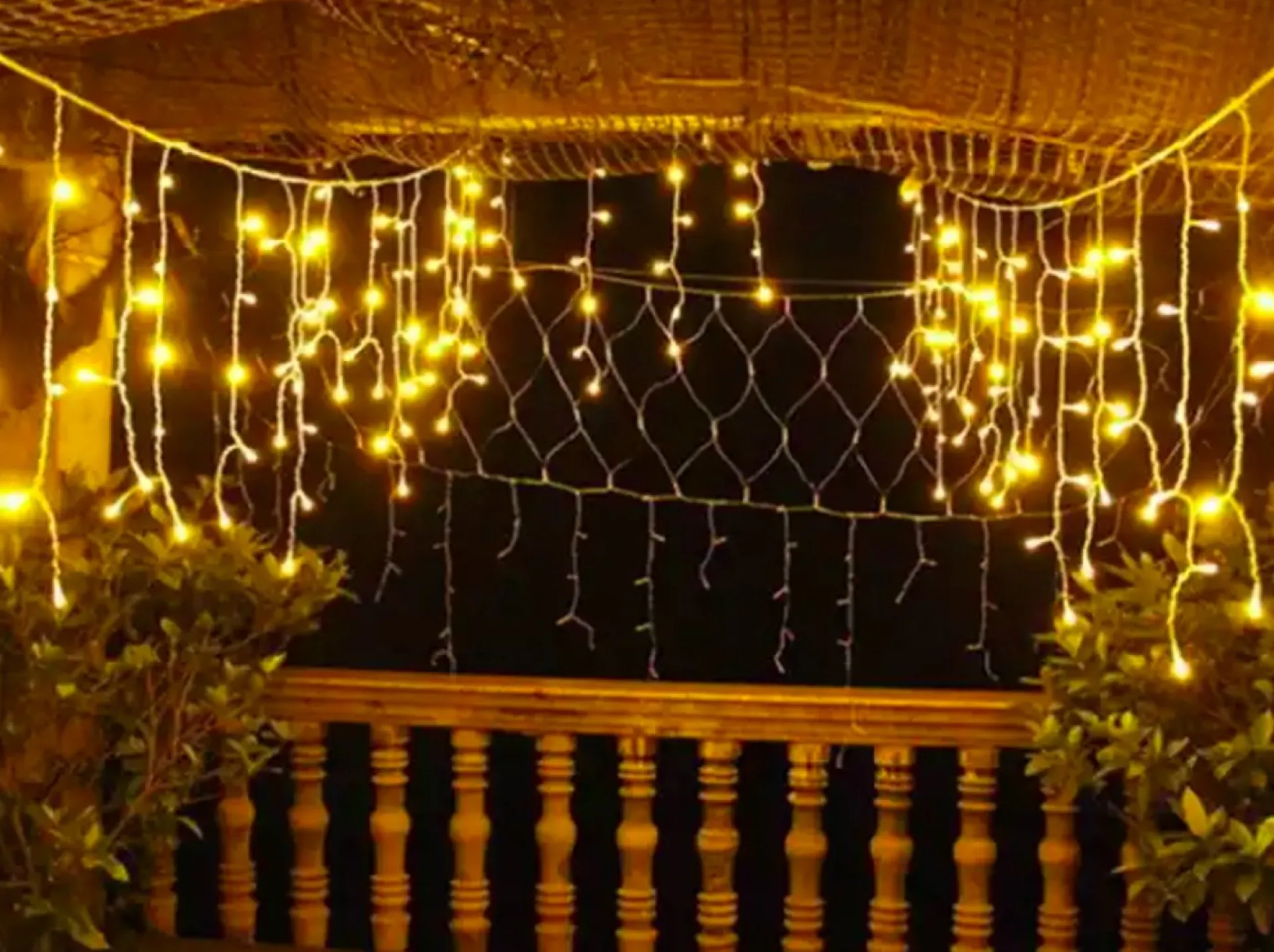 X-mas Shine Ijspegel Verlichting Buiten - Ijspegel Kerstverlichting - Warm Wit - 4 Meter - 100 Led-Lampjes - Koppelbaar - Incl. Kerstboom Sneeuwvlokjes Shop