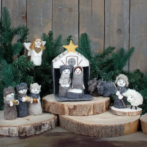 Jupiter Kerststallen>Kerst - Kerststal - Naturel - Handgemaakt - Fairtrade - De Kerstfiguren (Jezus, Maria, Jozef, De Drie Koningen, Een Engel, De Herder, Een Os, Een Ezel En Een Schaap) Passen Allemaal In Het Hutje Van Vilt (Afmetingen 15 X 13 X 11 Cm)