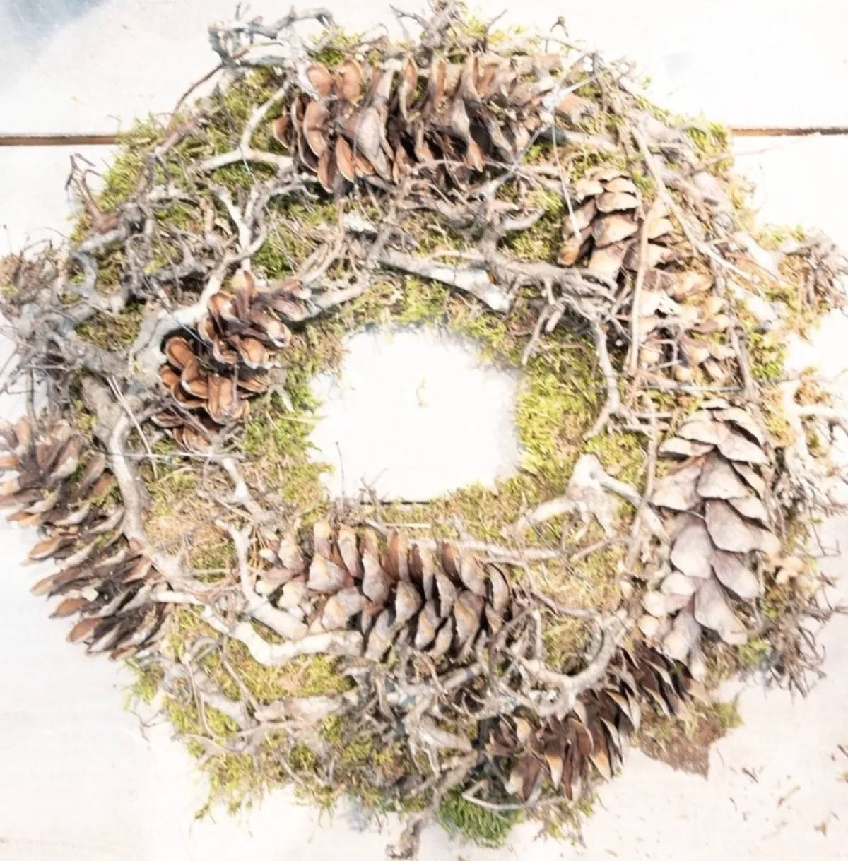 LA COURONNE Kerststukjes>Kerst - Krans Met Mos / Dennenappels / Bonsai - 38Cm