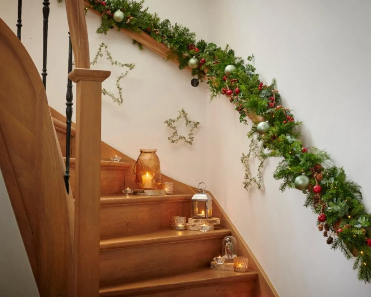 Decoris Guirlandes>Kerst Dennenslinger/Dennenguirlande Groen Met Twinkelende Verlichting 270 Cm - Kerstslingers Met Kerstverlichting - Guirlandes Kerstversiering