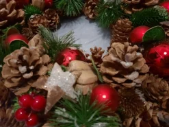 KIESHOP Kerstkransen></noscript>Kerst Krans O 35 Cm Met Decoratie | Sterren, Dennenappels, Besjes, Kerstballen, Sneeuw En Kerstgroen