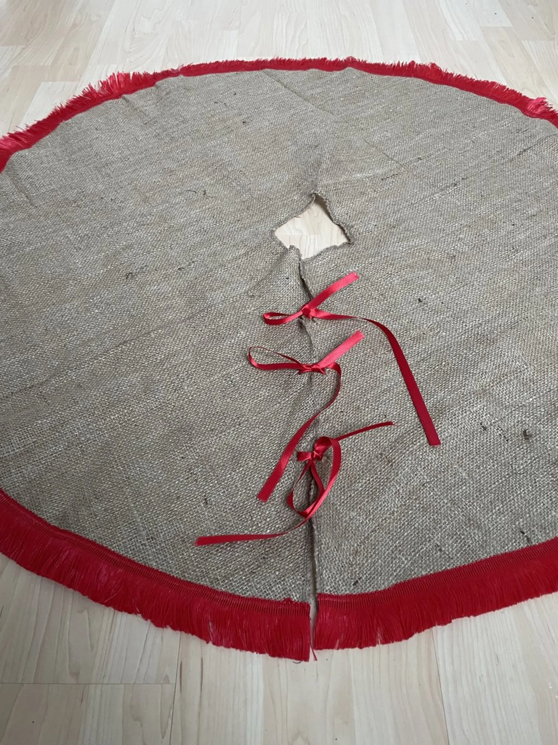 Merkloos Kerstboomrok - Kerstboom Kleed - Kerstboomrok Jute & Rode Met Franjes - 95 Cm Diameter Best