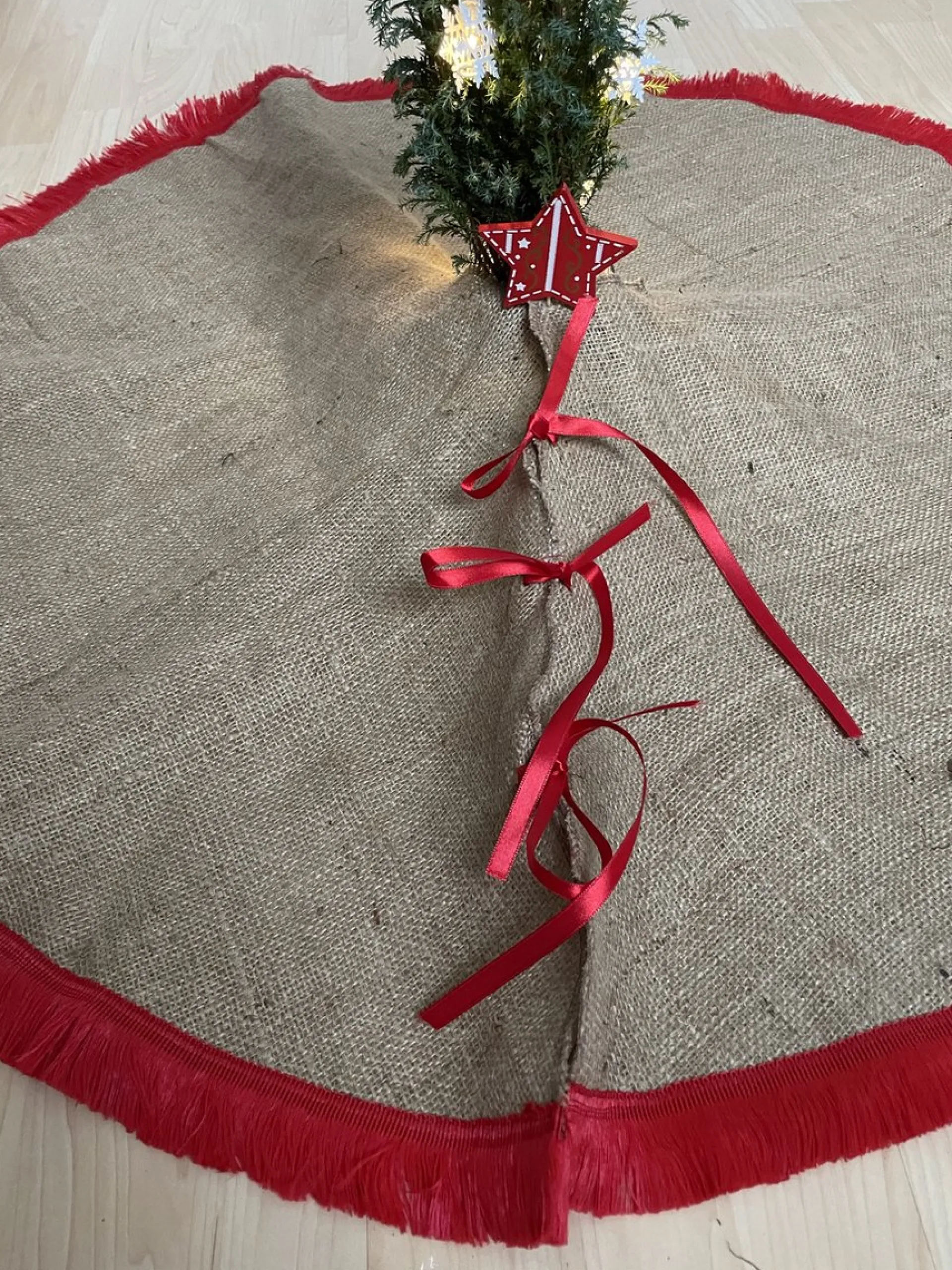 Merkloos Kerstboomrok - Kerstboom Kleed - Kerstboomrok Jute & Rode Met Franjes - 95 Cm Diameter Best