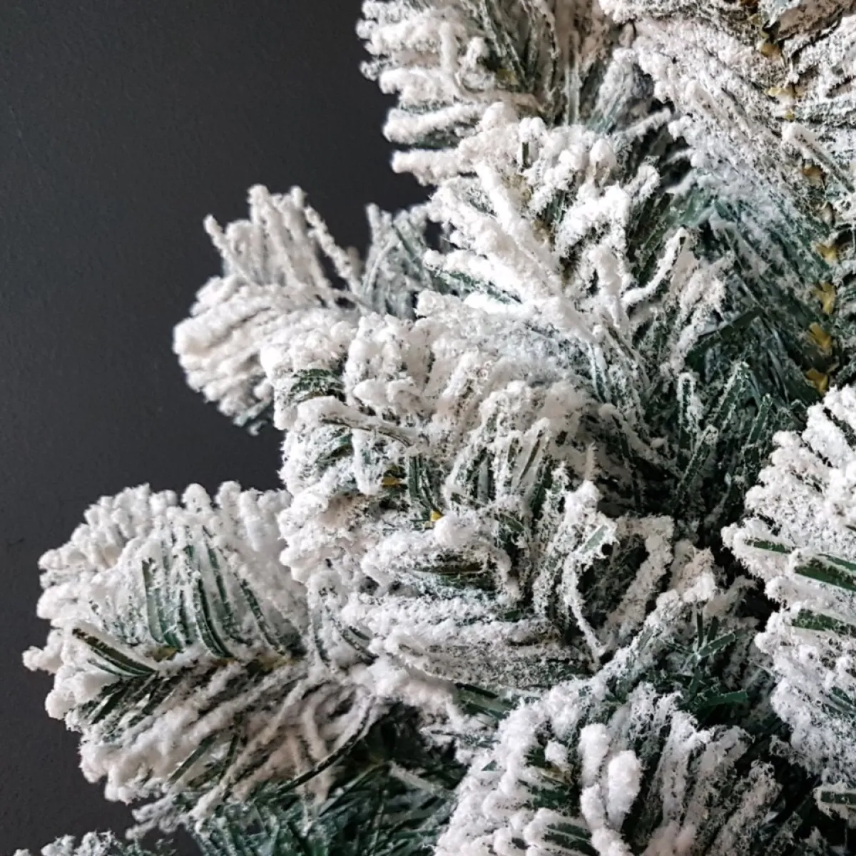 Merkloos Kerstkransen>Kerstkrans Met Led Verlichting - Groen / Wit - O 62 X 16 Cm Hoog.