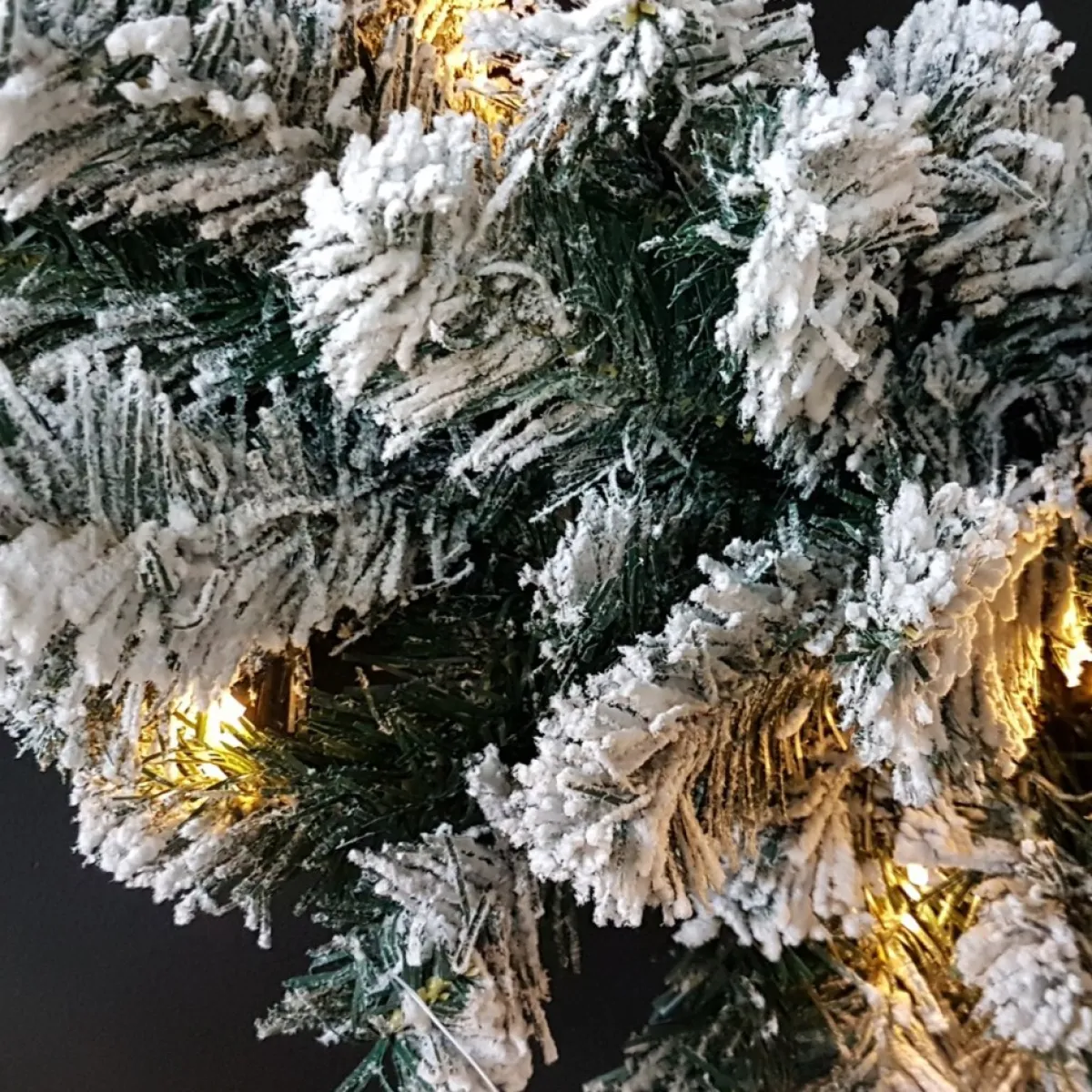 Merkloos Kerstkransen>Kerstkrans Met Led Verlichting - Groen / Wit - O 62 X 16 Cm Hoog.