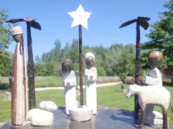 Wereldbeeld Kerststallen>Kerstset, Verschillende Kerstbeelden In Steen En Metaal