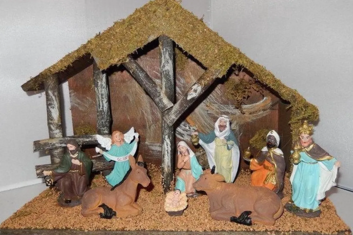 IMPORT Kerststallen>Kerststal Hout Met 9 Beeldjes En Verlichting 016.