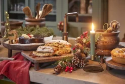 Naturn Christmas Kerststukjes></noscript>Kerststuk In Zinken Pot Look - Rode Bessen | O 22 Cm | Decoratieve En Goed Gevulde Kerstdecoratie In Stevige Pot Met Natuurlijke Materialen Met Witte Details | Rood