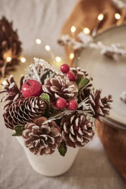 Naturn Christmas Kerststukjes></noscript>Kerststuk In Zinken Pot Look - Rode Bessen | O 22 Cm | Decoratieve En Goed Gevulde Kerstdecoratie In Stevige Pot Met Natuurlijke Materialen Met Witte Details | Rood