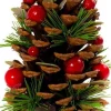 WDMT Kerststukjes>Kerststuk Op Houten Schijf - Berry | O 10 X 13 Cm | Decoratief In De Hoogte Verwerkt Kerststuk Op Houten Staander Met Dennenappels En Bessen | Groen