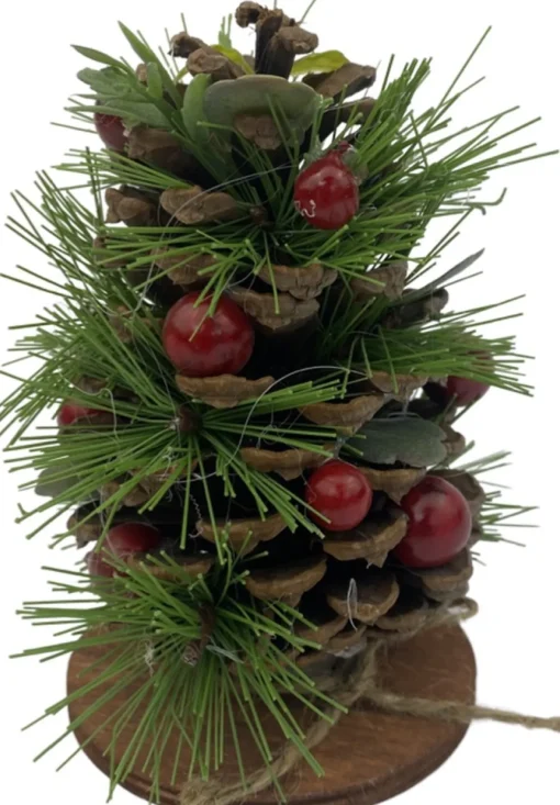 WDMT Kerststukjes>Kerststuk Op Houten Schijf - Berry | O 10 X 13 Cm | Decoratief In De Hoogte Verwerkt Kerststuk Op Houten Staander Met Dennenappels En Bessen | Groen
