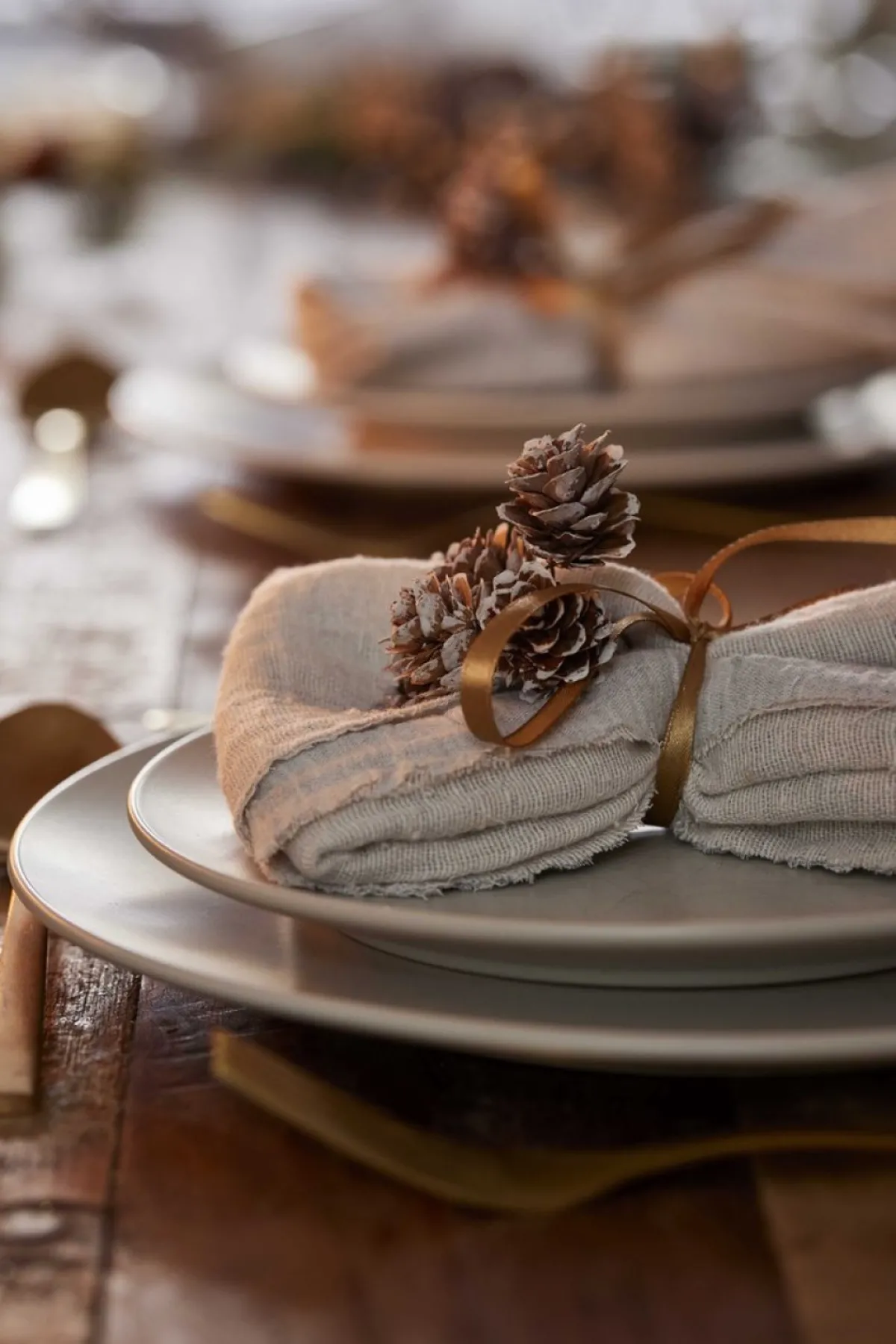 Naturn Christmas Kerststukjes>Kerststuk Theelicht Houder - Merry Christmas | 45 Cm / 2L | Decoratief Kerststuk Gemaakt Uit Natuurlijke Materialen En Voorzien Van Twee Waxinehouders | Kerst Decoratie | Goud