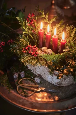 Naturn Christmas Kerststukjes></noscript>Kerststuk Theelicht Houder - Dennenappels En Sneeuwvlokken | 31 Cm / 2L | Decoratief Kerststuk Gemaakt Uit Natuurlijke Materialen En Voorzien Van Twee Waxinehouders | Kerst Decoratie | Rood