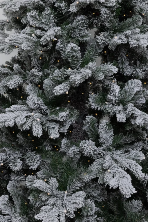 KJ Kunstkerstbomen – Spitsbergen Flock De Luxe Besneeuwde Kunstkerstboom - 240 Cm - Met Inclusief Led Verlichting 570 Led-Lampjes – 2351 Pe En Pvc Takken Flash Sale