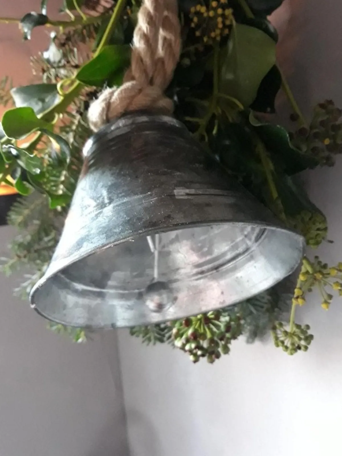 Wiljan Kersthanger>Klok M Met Klepel Aan Jute Touw - Zink - Old-Finish - Kersthanger - Kerstklok - Kerstdecoratie - Kerstbel Merk: Schrijf Een Review