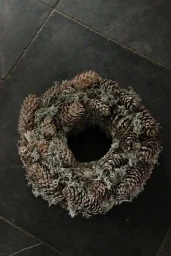 b-home-interieur.be Kerstkransen></noscript>Krans Dennenappel - Decoratieve Krans - Krans Boommos/Fijnspar- Diameter 30 Cm - Hoogte 11 Cm