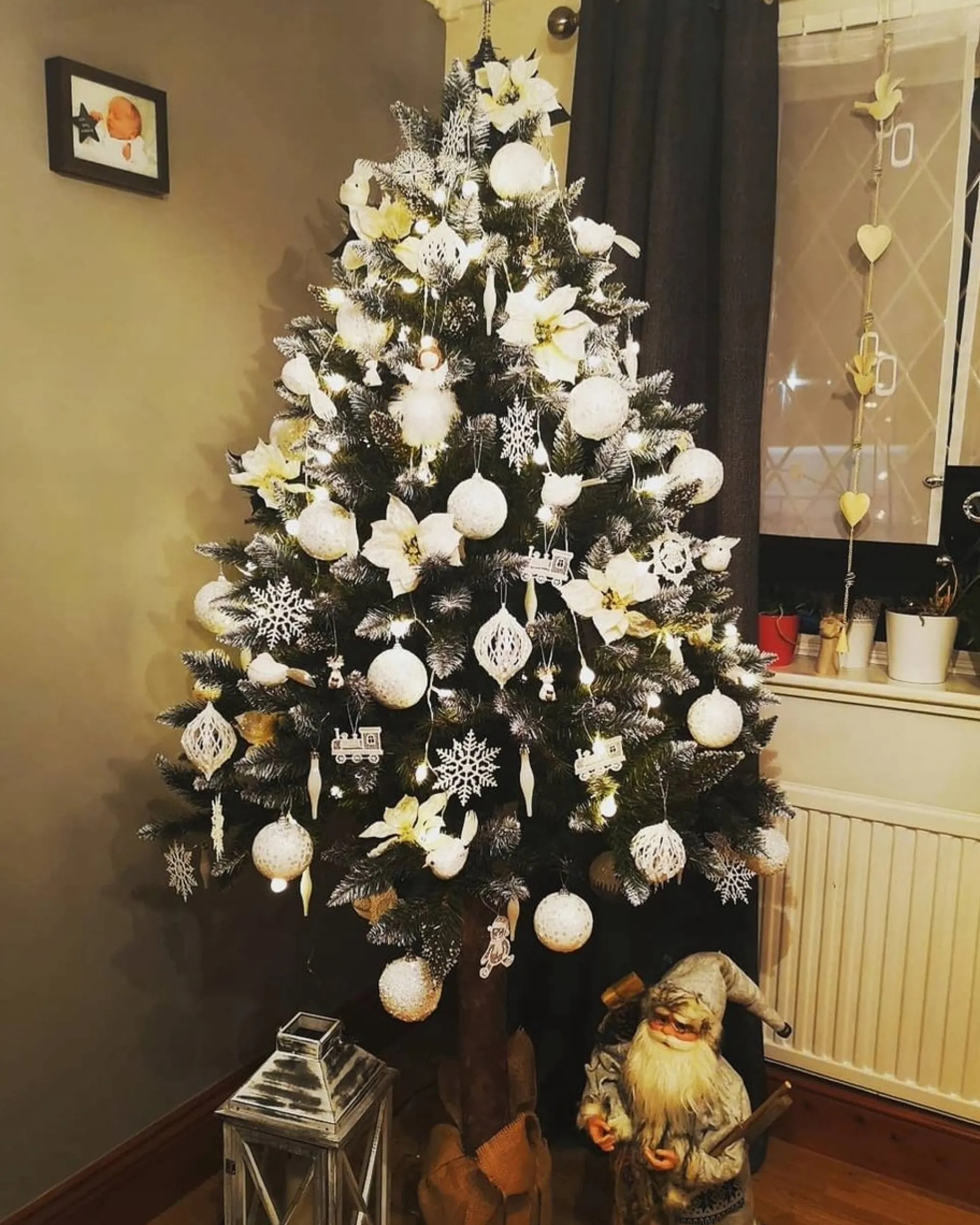 Viking Choice Kunstkerstboom - 180 Cm - Met Houten Stam - Sneeuw En Dennenappels Discount