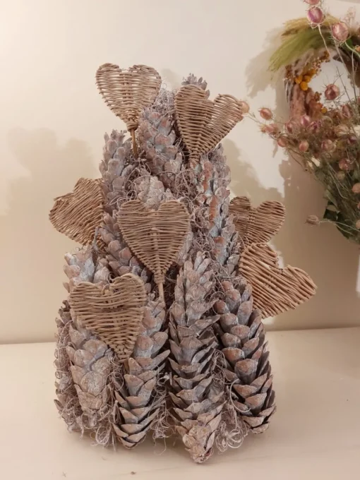 Juuls Gift Shop (merkloos) Kerststukjes>Leuke Boom Van Mooie Lange Dennenappels Whitewash Met Rieten Hartjes En Gekleurde Lichtjes 45Cm Hoog 25Cm Breed