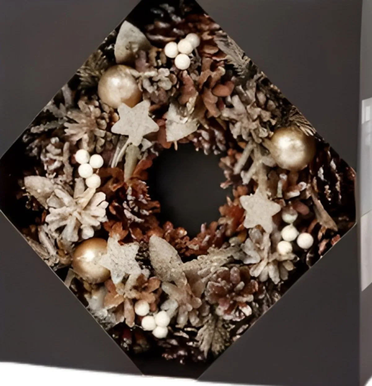 Merkloos Kerstkransen>Luxe Krans - Betoverende Kerstsfeer: Luxe Witte Kerstkrans Met Sprankelende Glitters En Sneeuweffect