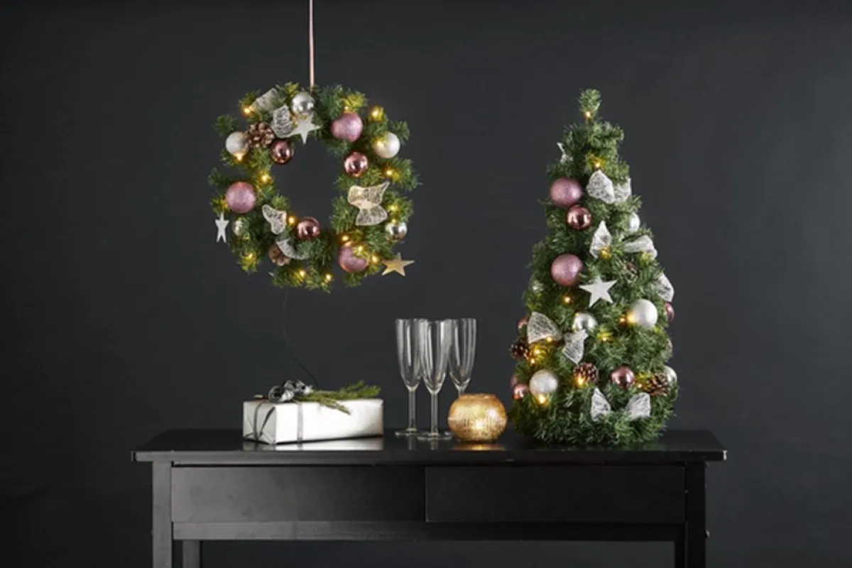 Star Trading Kerstkransen>Luxe Midi Kerstkrans Verlicht "Roze" 40Cm -Lichtkleur: Warm Wit -Werkt Op Batterijen -Met Timer Functie -Kerstdecoratie