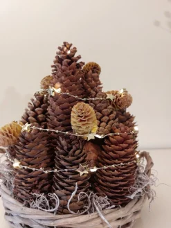 Juuls Gift Shop (merkloos) Kerststukjes>Mandje Met Dennenappel Toren Taart Met Ster Ledverlichting