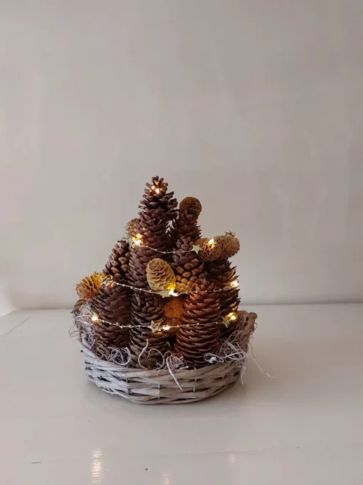 Juuls Gift Shop (merkloos) Kerststukjes>Mandje Met Dennenappel Toren Taart Met Ster Ledverlichting